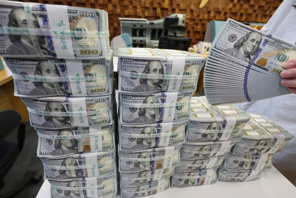 4일 서울 중구 하나은행 위변조대응센터에서 직원이 달러화를 정리하고 있다. [연합뉴스]