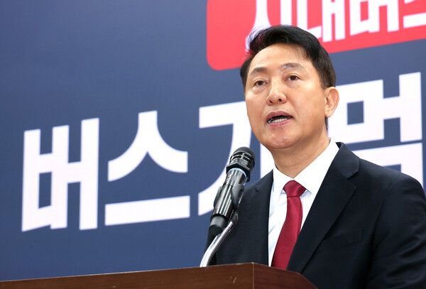 오세훈 서울시장이 5일 국회 의원회관에서 열린 신동욱 최고위원과 서울시가 주최한 '시내버스 필수공익사업 지정 토론회: 버스가 멈추면 일상도 멈춘다!' 에서 발언하고 있다. [연합뉴스]