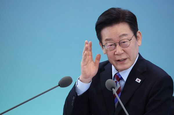 이재명 대통령이 6일 창원 성산구 창원컨벤션센터에서 열린 '경남의 마음을 듣다' 타운홀미팅 간담회에서 발언하고 있다. [연합뉴스]