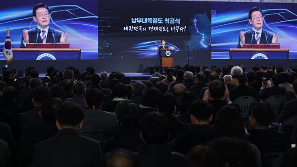 이재명 대통령이 6일 경남 거제시 견내량 인근에서 열린 남부내륙철도 착공식에서 기념사를 하고 있다.