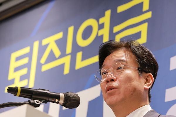 김영훈 고용노동부 장관이 6일 서울 여의도 켄싱턴호텔에서 퇴직연금 기능 강화를 위한 노사정 테스크포스(TF) 공동선언문을 발표하기에 앞서 환영사하고 있다. [연합뉴스]
