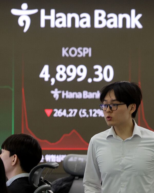 6일 서울 중구 하나은행 딜링룸 모습. [연합뉴스]