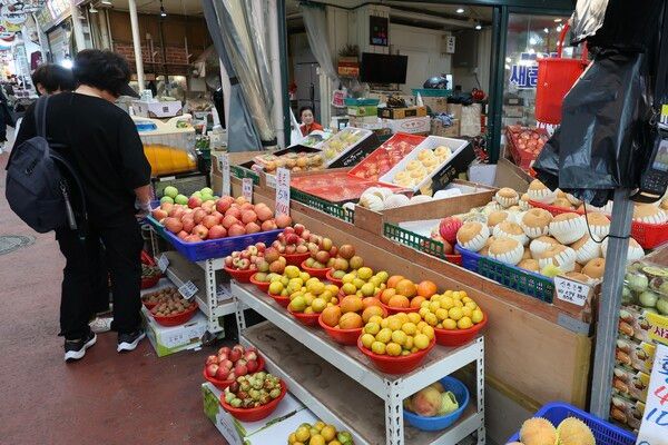 &nbsp;추석연휴를 앞둔 2일 서울 시내 한 전통시장에서 시민들이 장을 보고 있다. [연합뉴스]