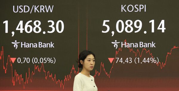 지난 6일 서울 중구 하나은행 본점에서 직원들이 증시와 환율을 모니터하고 있다. 이날 코스피는 개장 직후 급락했으나 지수를 회복해 종가기준 74.43p(1.44%) 내린 5089.14로 장을 마쳤다. 원/달러 환율은 0.5원 오른 1469.5원으로 마감했다. [연합뉴스]