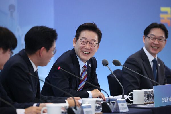 이재명 대통령이 6일 창원 성산구 창원컨벤션센터에서 '경남의 마음을 듣다' 타운홀미팅 간담회에서 배경훈 부총리 겸 과기부 장관의 발언에 웃고 있다. [연합뉴스]