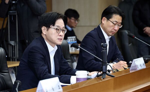 김정관 산업통상부 장관이 9일 서울 종로구 한국무역보험공사에서 열린 경제단체 긴급현안 점검회의에서 발언하고 있다. [연합뉴스]