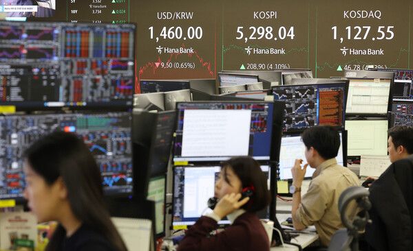 코스피가 4% 넘게 올라 5300선 목전에서 장을 마친 9일 서울 중구 하나은행 본점에서 직원들이 증시와 환율을 모니터하고 있다. [연합뉴스]