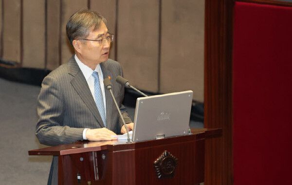 조현 외교부 장관이 9일 정치외교통일안보 분야 대정부질문이 열린 국회 본회의장에서 더불어민주당 윤후덕 의원의 질문에 답하고 있다. [연합뉴스]