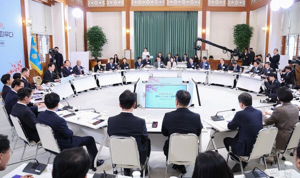 10일 청와대에서 이재명 대통령과 기업인 등이 참석한 가운데 가 진행되고 있다. [연합뉴스]