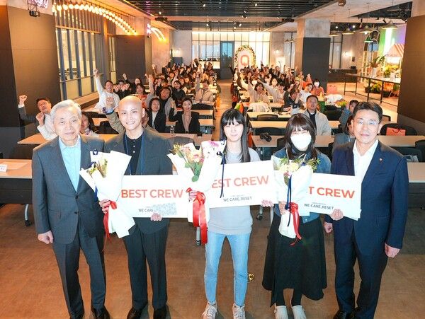 (오른쪽 첫 번째부터) 임석현 한화생명 기획실장, 암경험청년 3명, 이민혁 대한암협회장이 지난해 11월 25일(화) 서울 드림플러스 강남 이벤트홀에서 열린 암경험청년 돌봄 캠페인 ‘위케어 리셋데이(WE CARE RESET DAY)’ 행사 참가자들이 기념사진을 찍고 있다. [한화생명]