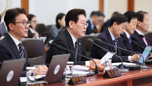 이재명 대통령이 10일 청와대에서 열린 국무회의에서 발언하고 있다. [연합뉴스]