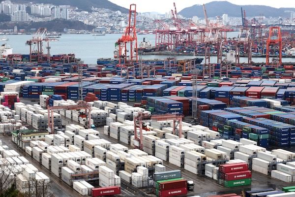 부산항 신선대부두, 감만부두에 10일 컨테이너가 가득 쌓여 있다. [연합뉴스]