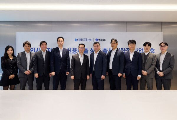 서울시 강남구 역삼동 토스 본사에서 열린 업무협약식에서 (왼쪽부터) 채우리 토스 대출중개사업본부 실장, 김성수 IBK저축은행 CSS운영팀 팀장, 김진형 토스 금융사업부문 부문장, 정성민 IBK저축은행 영업전략본부 본부장, 박희성 IBK저축은행 부사장, 신현호 토스 금융사업부문 부사장, 오영희 IBK저축은행 디지털금융부 부장, 이대희 IBK저축은행 상품개발부 부장, 윤슬기 IBK저축은행 상품개발부 과장, 고은호 토스 대출중개사업본부 본부장이 기념 촬영을 하고 있다. [토스]