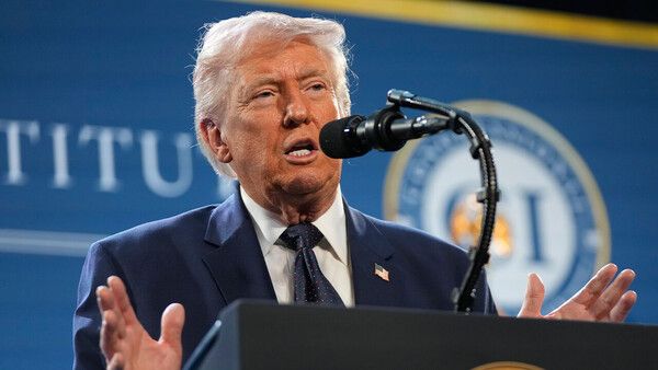 트럼프 대통령dl 9일(현지시간) 플로리다주 도랄 리조트에서 열린 공화당 행사에서 발언하고 있다. [AP연합]