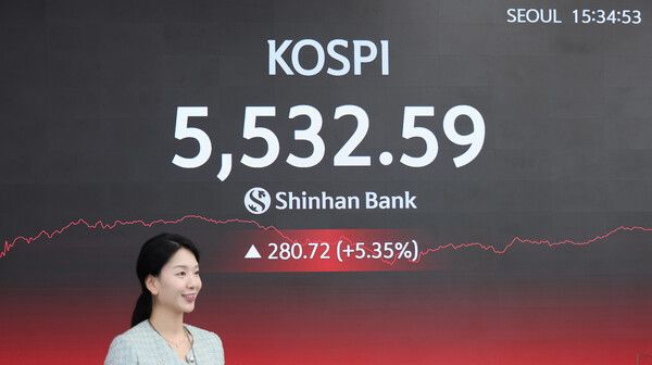 10일 서울 신한은행 본점 딜링룸 모습. [연합뉴스]