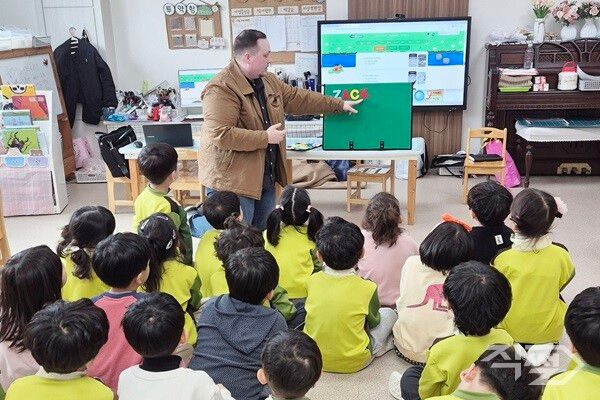 달성군 유치원 원어민 영어교실 첫 수업 모습. [달성군]