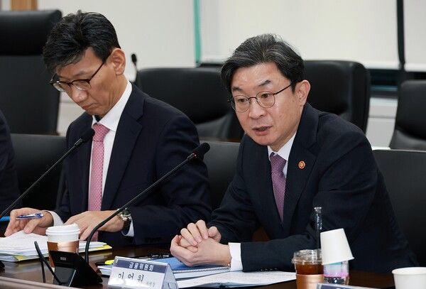 이억원 금융위원장이 11일 서울 종로구 정부서울청사에서 열린 금융시장 리스크 점검회의를 주재하고 있다. [연합뉴스]