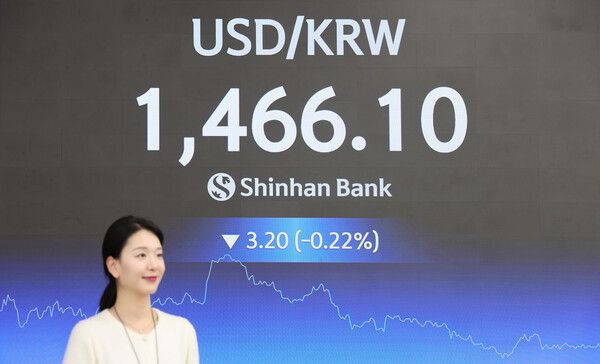 11일 서울 신한은행 본점 딜링룸 모습. [신한은행]