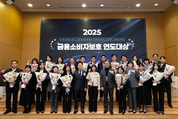 11일 서울 중구 소재&nbsp;NH농협은행&nbsp;본사에서 열린 '2025 금융소비자보호 연도대상' 시상식에서 박장순 금융소비자보호부문 부행장(앞줄 왼쪽 여섯번 째)과 수상자들이 기념촬영을 하고 있다. [NH농협은행]