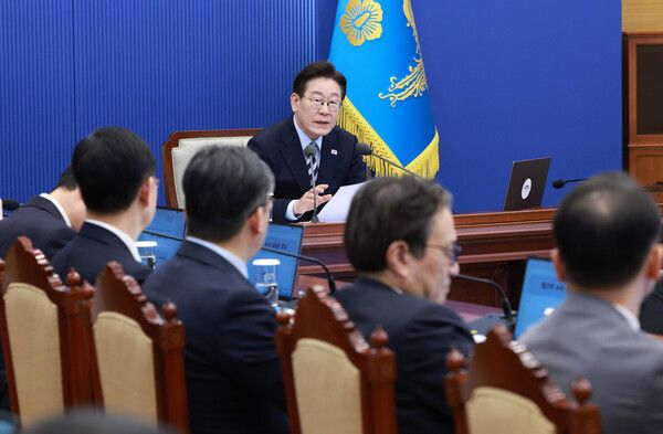 이재명 대통령이 12일 청와대에서 열린 수석보좌관회의에서 발언하고 있다. [연합뉴스]
