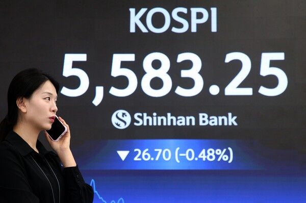 12일 서울 신한은행 본점 딜링룸 모습. [신한은행]