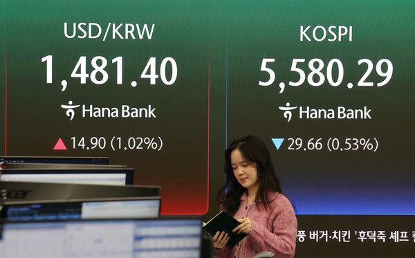 12일 서울 중구 하나은행 딜링룸 모습. [연합뉴스]