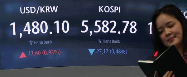 12일 서울 중구 하나은행 딜링룸 모습. [연합뉴스]