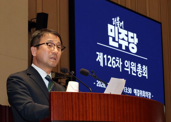 더불어민주당 한병도 원내대표가 12일 국회에서 열린 의원총회에서 발언하고 있다. [연합뉴스]