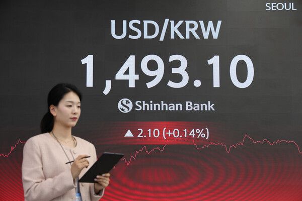 13일 서울 신한은행 본점 딜링룸 모습. [신한은행]