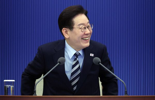 이재명 대통령이 12일 청와대에서 열린 수석보좌관회의에서 발언하며 웃고 있다. [연합뉴스]