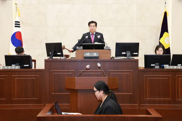 밀양시의회 제271회 임시회 제2차 본회의에서 허홍 의장이 회의를 진행하고 있다. [사진=밀양시의회]