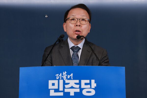 더불어민주당 김이수 공천관리위원장이 13일 서울 영등포구 여의도 중앙당사에서 6·3 지방선거 충북지사 후보를 경선을 통해 정하기로 했음을 알리고 있다. [연합뉴스]