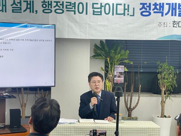 제9회 전국동시지방선거(6월 3일) 군포시장 출마를 공식 선언한 더불어민주당 소속 한대희 전 군포시장이 원도심 재개발, 산본신도시 미래 비전, 소상공인 지원 등 구체적인 지역 현안을 주제로 한 ‘정책개발 간담회’(사진)를 통해 시민들과 소통을 이어가고 있다. [한대희 전 군포시장]