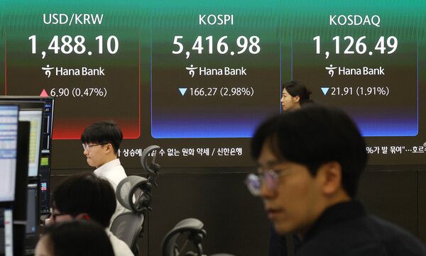 13일 서울 중구 하나은행 딜링룸 모습. [연합뉴스]