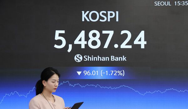 13일 서울 신한은행 본점 딜링룸 모습. [신한은행]