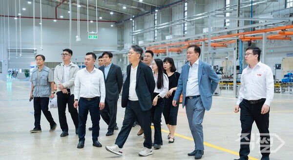 KGM이 본격적인 베트남 시장 진출을 앞두고&nbsp;KD&nbsp;파트너사인&nbsp;FUTA(푸타)&nbsp;그룹의&nbsp;Kim Long Motors(킴롱모터)와 간담회를 갖고 생산 현장 점검과 함께 협력 방안을 모색했다.(사진 왼쪽 다섯번째&nbsp;KGM&nbsp;곽재선 회장) [KGM]