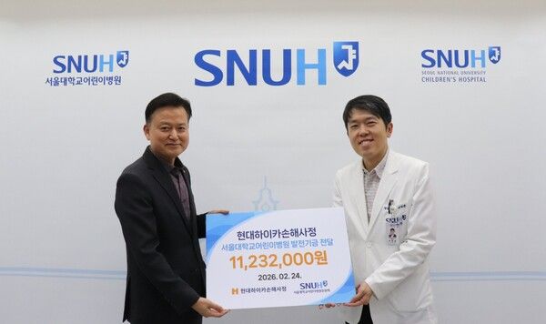 이재열 현대하이카손해사정 대표(왼쪽)가 지난 2월 24일 서울시 종로구에 위치한 서울대 어린이병원에서 서울대 어린이병원 후원회 사무국장 최영훈 소아영상의학과 교수에게 ‘HEART 사랑기금’을 전달하고 있다. [현대해상]