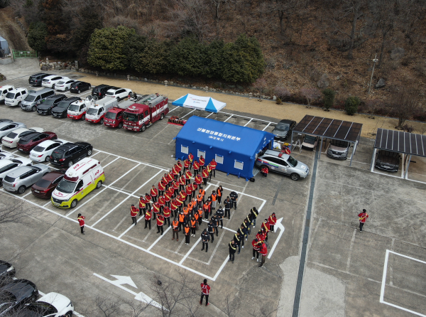김해시가 봄철 대형산불 대응 태세 점검을 위해 산불재난 대응 훈련을 실시하고 있다. [김해시]