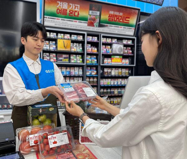 고객이 '신선한 예약' 기획전을 통해 주문한 신선식품을 수령하고 있다. [GS25]