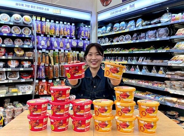 CU는 대표 K-푸드인 떡볶이를 기념품 형태로 즐길 수 있도록 특허받은 밀떡을 활용한 상온 보관 컵 떡볶이 2종을 선보였다.[CU]