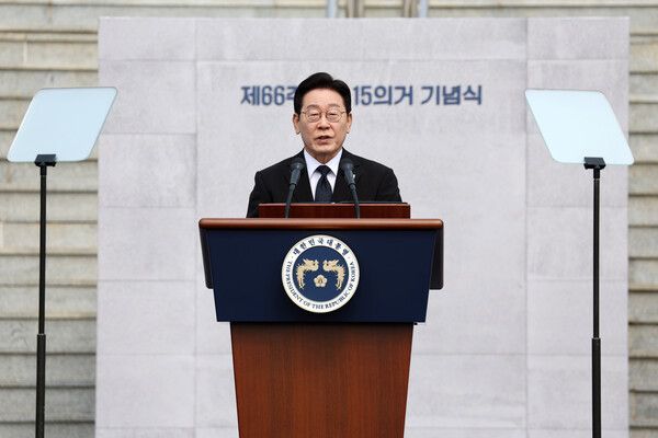 이재명 대통령이 15일 경남 창원시 마산회원구 국립 3·15 민주 묘지에서 열린 제66주년 3·15의거 기념식에서 기념사를 하고 있다. [연합뉴스]