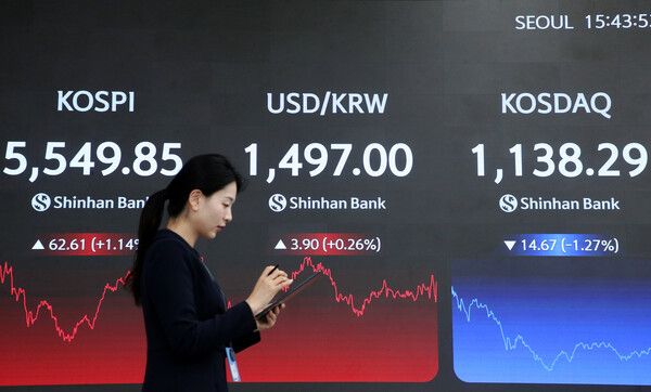 16일 서울 신한은행 본점 딜링룸 모습. [신한은행]