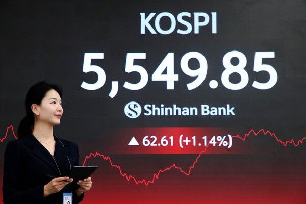 16일 서울 신한은행 본점 딜링룸 모습. [신한은행]