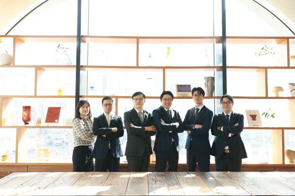 KB국민은행의 패밀리오피스 전담 조직인 ‘F/O Solution Team’이 기념촬영을 하고 있다. [KB국민은행]