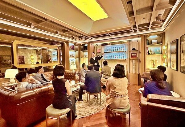 지난 12일 서울신라호텔에서 열린 우리은행 ‘투체어스(TWO CHAIRS) 프리미엄 멤버십 위스키&다이닝 세미나’ 에서 참석자들이 위스키 도슨트 프로그램에 참여하고 있다. [우리은행]