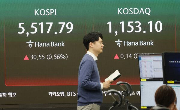 16일 서울 중구 하나은행 딜링룸 모습. [연합뉴스]