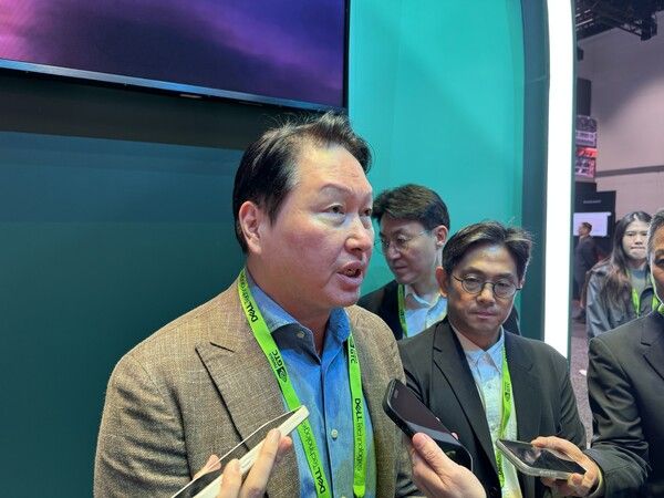 최태원 SK그룹 회장이 16일(현지시간) 미국 캘리포니아주 새너제이 컨벤션센터에서 열린 엔비디아 연례 개발자회의 'GTC 2026' 전시장에서 기자들의 질문에 답하고 있다. [연합뉴스]