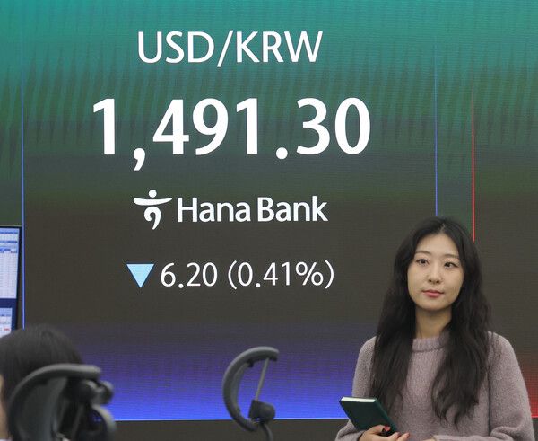 원달러 환율은 17일 전날보다 7.5원 내린 1490원대에 거래됐다. 서울 중구 하나은행 본점 딜링룸에서 딜러가 업무를 보고 있다. [연합뉴스]