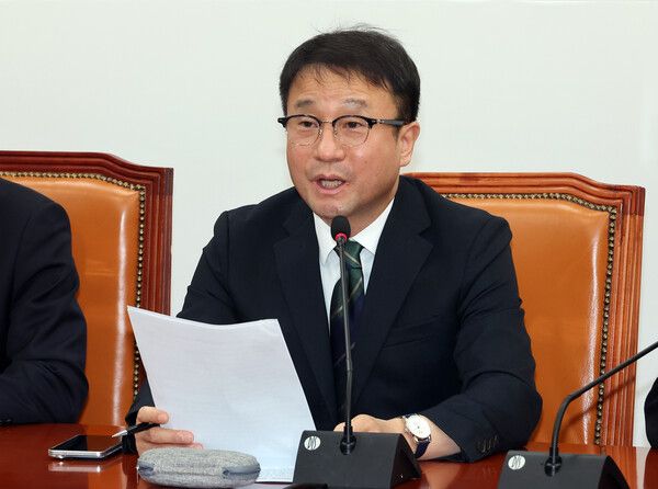 더불어민주당 한병도 원내대표가 17일 국회에서 열린 검찰 개혁 입법인 중대범죄수사청법·공소청법 관련 기자회견에서 해당 법안 원내 처리 계획과 방향에 대해 발언하고 있다.[연합뉴스]