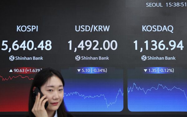 17일 서울 신한은행 본점 딜링룸 모습. [신한은행]